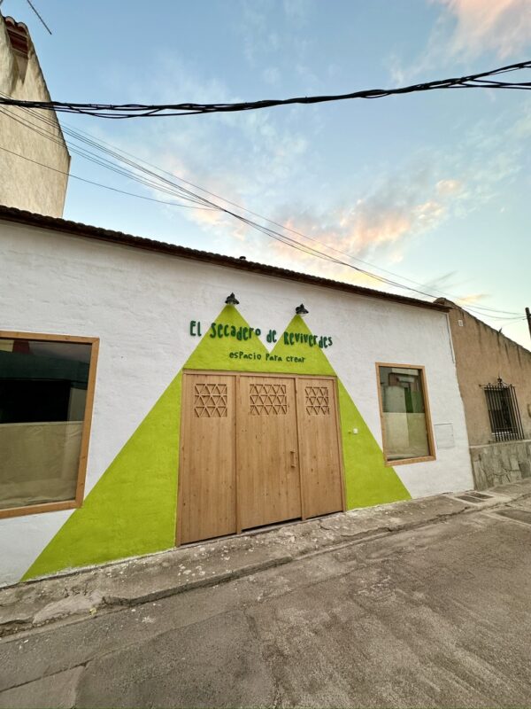 Fachada El Secadero de Reviverdes