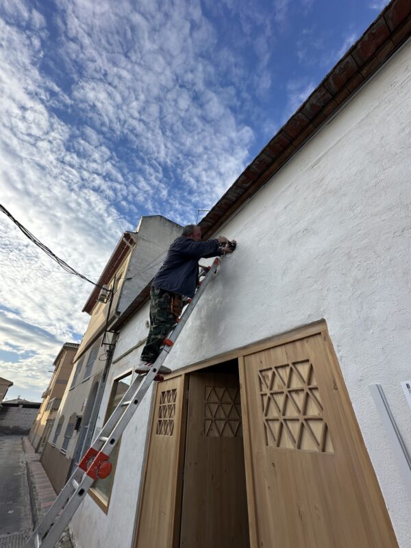 Instalando iluminación fachada secadero