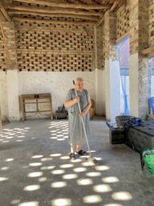 Mi abuela barriendo el nuevo suelo