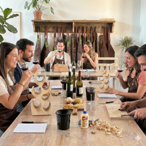 Taller especial San Valentín: Botellero de madera y copa en pareja en Granada